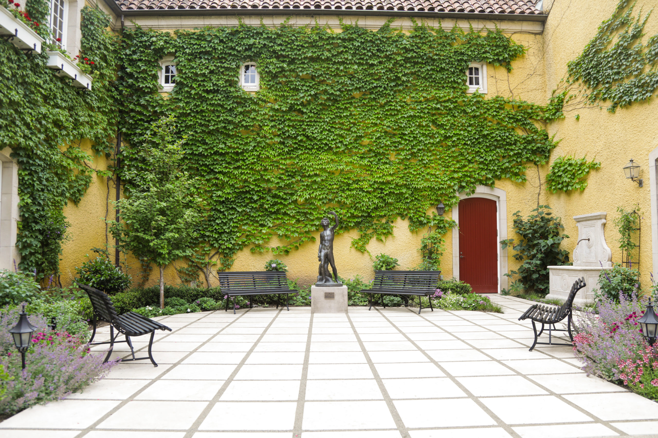 jordan winery outdoor courtyard with green ivy and park benches